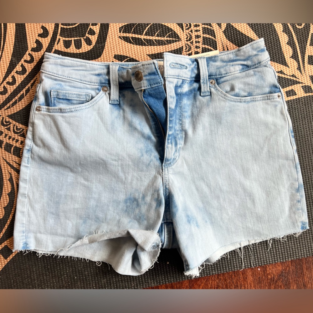 Universal thread shorts size 6